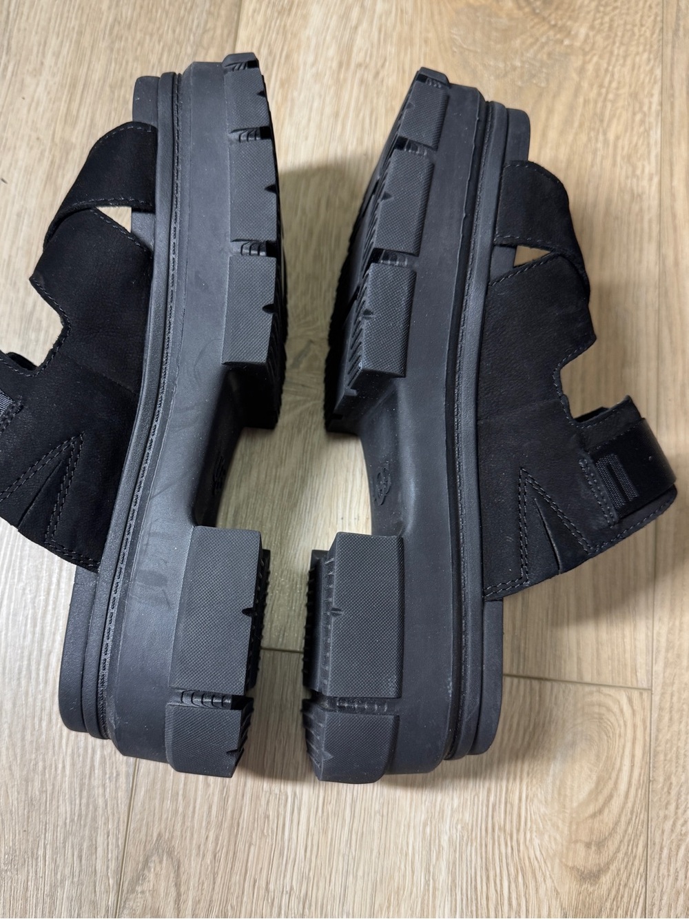UGG Ashton Nubuck Slide Platform Women's Sandals in Black Sz. 9 Like New - Picture 5 of 8